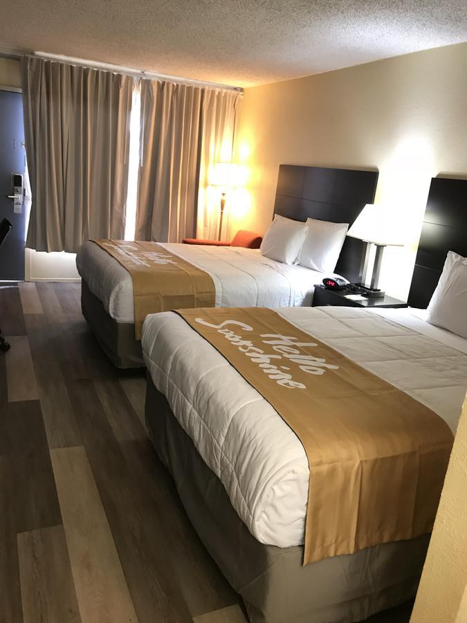 温德姆格林斯博罗机场戴斯酒店 格林斯伯勒 外观 照片